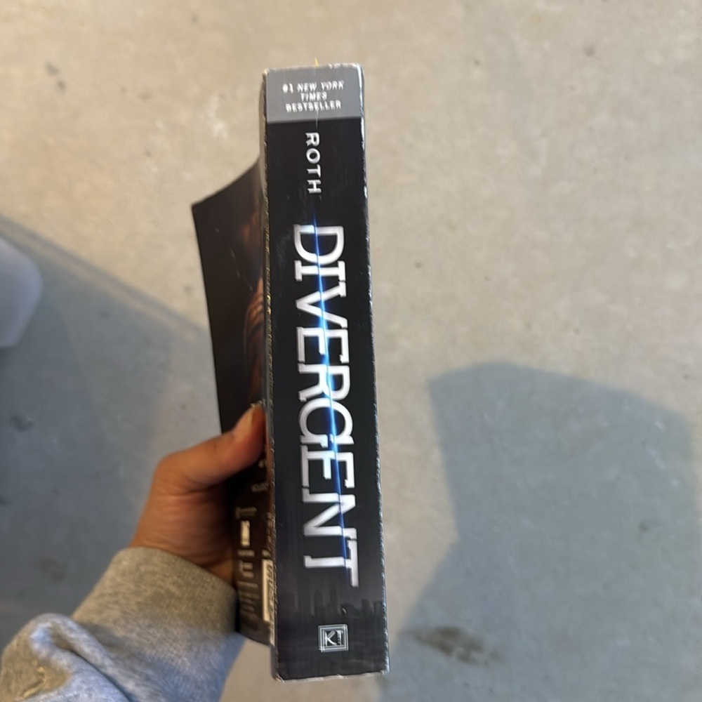 Divergent by Veronica Roth Paperback - Picture 3 of 4